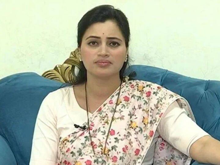 amravati navneet rana and ravi rana started hanuman chalisa pathan in hanuman temple Navneet Rana : 'मी मुंबईची मुलगी आणि विदर्भाची सून, हिम्मत असेल तर...'; खासदार नवनीत राणांचा शिवसैनिकांना इशारा