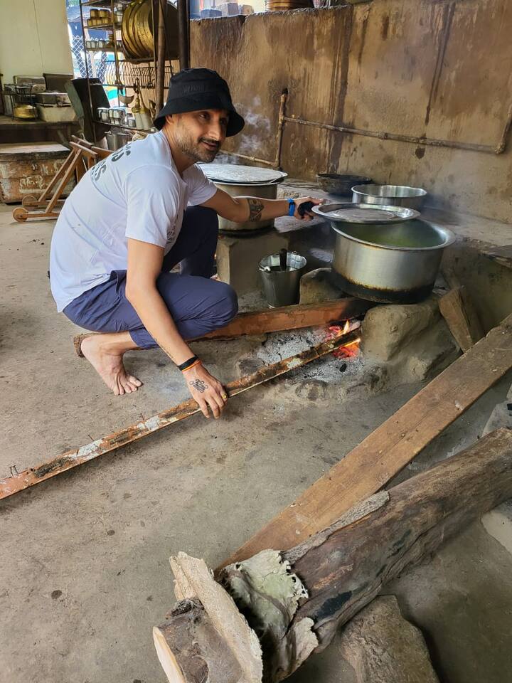 यातून वेळ काढत हरभजन सिंगने नुकतीच नाशिकमध्ये आला होता. यावेळी त्याने त्र्यंबकरोडवरील हॉटेल संकृतीला भेट देत स्वतः जेवण बनवले. तसेच पिठलं भाकरीचा आस्वाद घेतला.