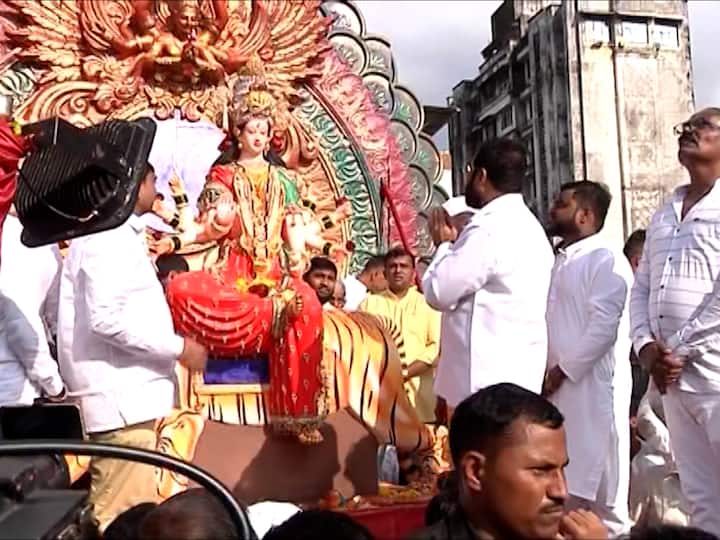 सुरुवातीला काहीही निर्बंध नसल्याने सकाळी सहा वाजेपर्यंत या ठिकाणी गरबा सुरू असायचा. त्यामुळेच लालबागच्या राजाच्या दर्शनाच्या रांगेपेक्षा जास्त गर्दी या गरब्याला होत असे.