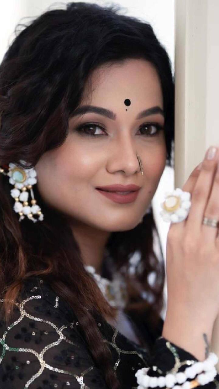 अभिनेत्री राधा सागरने यावेळी काळ्या रंगाची साडी आणि हलव्याचे दागिने परिधान केले होते.