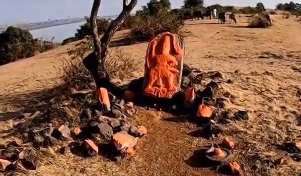 त्र्यंबकेश्वर तालुक्यातील वाघेरा किल्ल्याच्या पायथ्याशी अनेक विरगळी, जुन्या मूर्ती, कोरीव दगड, दगडी तुळशी वृंदावन, समाधी, चुन्याच्या घण्याचे जुने दगडी चाक अशा कित्येक ऐतिहासिक पाऊलखुणा सापडल्या आहेत.