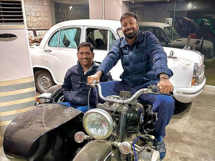 Hardik Pandya : पांड्या आणि धोनी बनले 'जय आणि वीरू', सोशल मीडियावर खास फोटो झाले व्हायरल Indian Cricketer Hardik Pandya shares photo with ms dhoni in sholay Bike See pics Hardik Pandya : पांड्या आणि धोनी बनले 'जय आणि वीरू', सोशल मीडियावर खास फोटो झाले व्हायरल