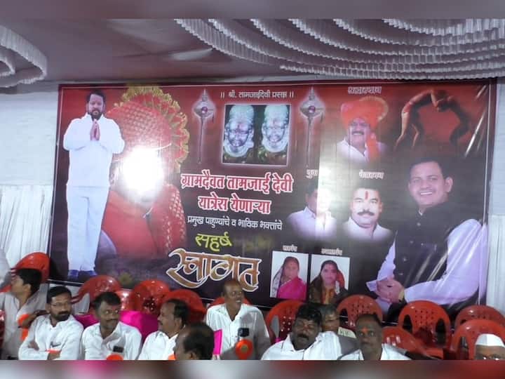 रोज राजकारणातले डाव मारणारे शहाजीबापू आज लाल मातीच्या आखाड्यात उतरले खरे पण येथेही त्यांनी संजय राऊत यांच्यावर निशाणा साधला आहे.