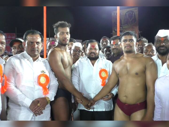हलग्यांच्या कडकडाटात कुस्त्या लावणारे बापू आज वेगळ्याच जल्लोषात दिसत होते.