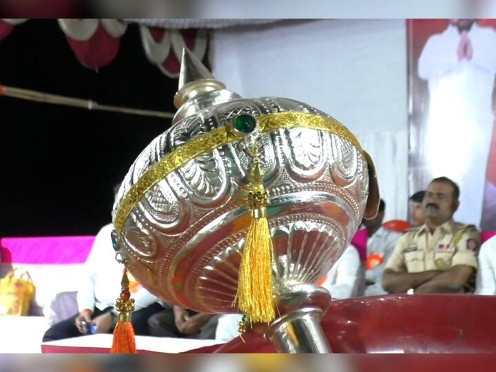 आम्ही लहानपणापासून कुस्ती केलेली असून संजय राऊत हे कांदा पोह्याचे आहार घेणारे अशी मिश्किल कोटी देखील शहाजीबापू यांनी केली.