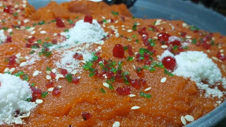 उपवास सोडण्यासाठी लागणारे खजूर आणि फळांची मोठ्या प्रमाणात शहरात आवक झाली असून त्याची सर्वाधिक विक्री मालेगावात होत आहे.