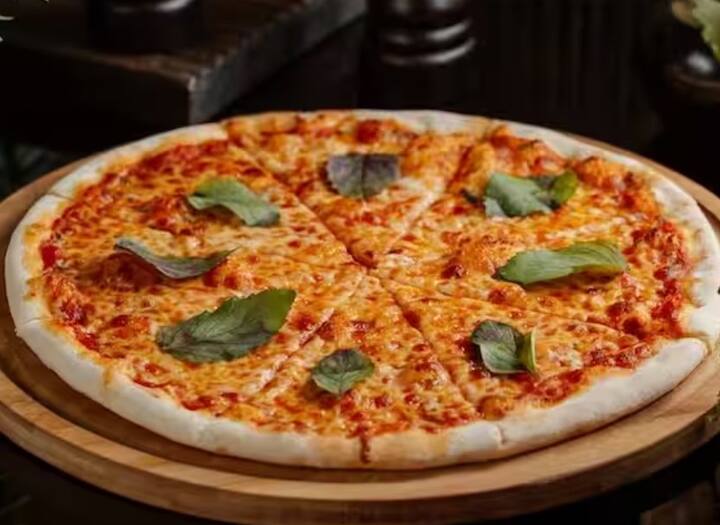 Leftover Chicken Pizza : पिझ्झा हा असा खाद्यपदार्थ आहे की तुम्ही कधीही आरामात खाऊ शकता. आता तुम्हाला घरात उरलेल्या चिकनच्या रस्स्यापासून देखील पिझ्झा बनवता येणार आहे.