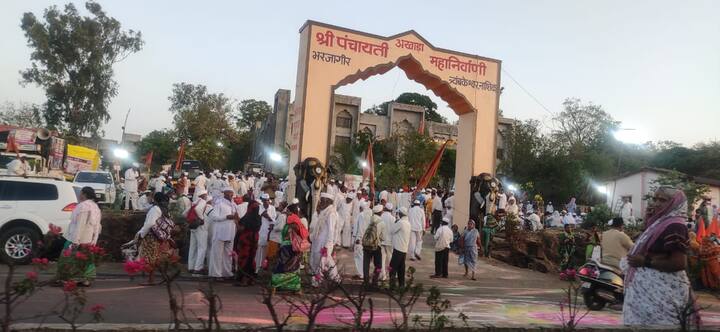 श्री संतश्रेष्ठ निवृत्तीनाथ महाराजांची पालखी चांदीचा रथ पायी दिंडी सोहळा पंढरपूरकडे मार्गस्थ झाला आहे. आज दुपारी त्र्यंबकेश्वर नगरीतून पालखी सोहळ्याला सुरवात झाली.