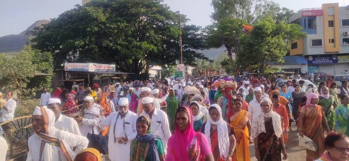पहाटेच्या सुमारास पारंपरिक पूजा विधि झाल्यानंतर टाळ-मृदुंगाच्या गजरात आणि हजारो वारकऱ्यांच्या उपस्थित पालखी पंढरपूरच्या दिशेने रवाना झाली.