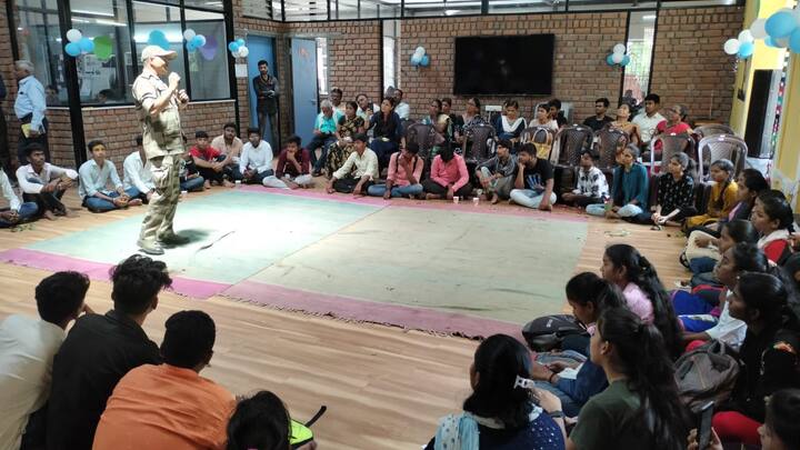साधारणपणे दहावी-बारावीचे वर्ष म्हटले की प्रत्येकांच्या घरात शांतत, स्वप्नांचे आणि करिअरचे ओझे सांभाळत मुलांनी चांगले गुण मिळवावे अशी अशा व्यक्त केली जाते. चांगले गुण मिळणाऱ्यांचे कौतुक सर्वत्र होते. पण कमी गुण मिळाले अथवा अपश आले तर सर्वजण बोलतात, अबोलाही धरतात. परंतु जे मिळाले ते अपयश नाही. यशाच्या पहिल्या पायरीची सुरुवात आहे. जसं यश साजर करतो, तसं अपयशाला देखील सामोरे जात पुढे आले पाहिजे.