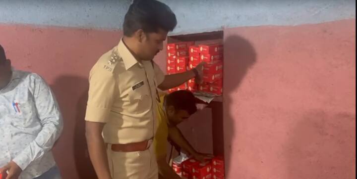 या पत्त्यासह १२ दुचाकी, २३ मोबाइल, रोख ९९ हजार रुपये, असा १० लाख ७१ हजार रुपयांचा मुद्देमाल या अड्ड्यावरून जप्त करण्यात आला आहे. यानंतर सर्व जुगाऱ्यांची शहरातील मुख्य रस्त्यावरून पोलिस ठाण्यापर्यंत धिंड काढण्यात आली.