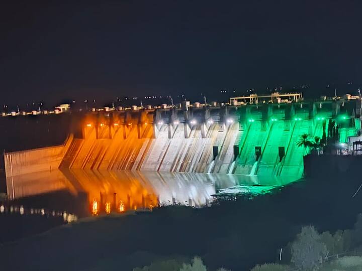 सोलापूर आणि पुणे जिल्ह्यातील इंदापूर तालुक्याला उजनी धरणाच्या पाण्याचा मोठा फायदा होतो.