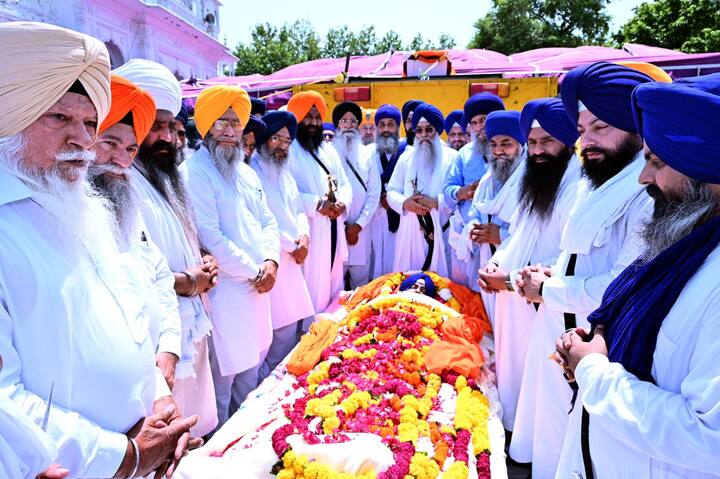 ਅੰਤਿਮ ਸੰਸਕਾਰ ਮੌਕੇ ਪੁੱਜੀਆਂ ਸ਼ਖ਼ਸੀਅਤਾਂ ਵਿਚ ਸ਼੍ਰੋਮਣੀ ਕਮੇਟੀ ਦੇ ਪ੍ਰਧਾਨ ਐਡਵੋਕੇਟ ਹਰਜਿੰਦਰ ਸਿੰਘ ਧਾਮੀ, ਸੱਚਖੰਡ ਸ੍ਰੀ ਹਰਿਮੰਦਰ ਸਾਹਿਬ ਦੇ ਮੁੱਖ ਗ੍ਰੰਥੀ ਅਤੇ ਸ੍ਰੀ ਅਕਾਲ ਤਖ਼ਤ ਸਾਹਿਬ ਦੇ ਜਥੇਦਾਰ ਗਿਆਨੀ ਰਘਬੀਰ ਸਿੰਘ, ਤਖ਼ਤ ਸ੍ਰੀ ਕੇਸਗੜ੍ਹ ਸਾਹਿਬ ਦੇ ਜਥੇਦਾਰ ਗਿਆਨੀ ਸੁਲਤਾਨ ਸਿੰਘ, ਵਧੀਕ ਮੁੱਖ ਗ੍ਰੰਥੀ ਗਿਆਨੀ ਅਮਰਜੀਤ ਸਿੰਘ, ਸਾਬਕਾ ਜਥੇਦਾਰ ਗਿਆਨੀ ਗੁਰਬਚਨ ਸਿੰਘ, ਸਿੰਘ ਸਾਹਿਬ ਗਿਆਨੀ ਗੁਰਮਿੰਦਰ ਸਿੰਘ ਤੇ ਗਿਆਨੀ ਬਲਵਿੰਦਰ ਸਿੰਘ, ਗਿਆਨੀ ਮਲਕੀਤ ਸਿੰਘ, ਸ਼੍ਰੋਮਣੀ ਕਮੇਟੀ ਦੇ ਸਾਬਕਾ ਪ੍ਰਧਾਨ ਬੀਬੀ ਜਗੀਰ ਕੌਰ ਸਮੇਤ ਸਿੱਖ ਸਖਸ਼ੀਅਤਾਂ ਸ਼ਾਮਲ ਸਨ।
