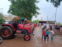 Bhandara : भंडाऱ्यात बैलांसह भरला ट्रॅक्टरचा पोळा