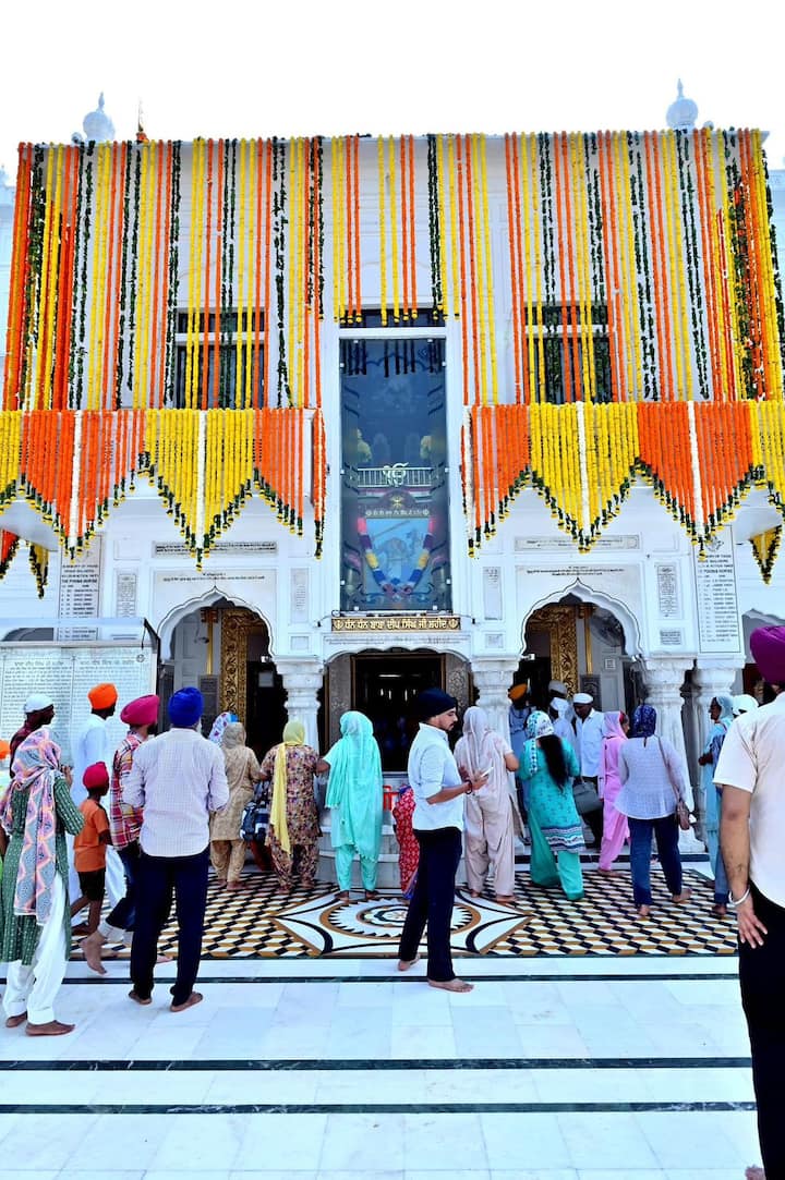 ਕੋਲਕਤਾ ਤੇ ਯੂਪੀ ਤੋਂ ਵਿਸ਼ੇਸ਼ ਤੌਰ 'ਤੇ 100 ਤੋਂ ਜ਼ਿਆਦਾ ਕਾਰੀਗਰ ਪਹੁੰਚੇ ਹਨ। ਦੁਨੀਆ ਭਰ ਵਿੱਚ ਅੱਜ ਸ੍ਰੀ ਗੁਰੂ ਗ੍ਰੰਥ ਸਾਹਿਬ ਜੀ ਦਾ ਪਹਿਲਾ ਪ੍ਰਕਾਸ਼ ਪੁਰਬ ਮਨਾਇਆ ਜਾ ਰਿਹਾ ਹੈ।