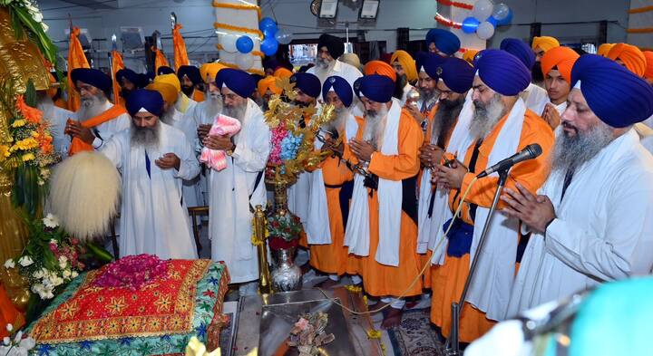 ਸ੍ਰੀ ਗੁਰੂ ਗ੍ਰੰਥ ਸਾਹਿਬ ਜੀ ਦੀ ਛਤਰ ਛਾਇਆ ਅਤੇ ਪੰਜ ਪਿਆਰਿਆਂ ਦੀ ਅਗਵਾਈ ਵਿੱਚ ਸਜਾਏ ਗਏ ਇਸ ਨਗਰ ਕੀਰਤਨ ਦੀ ਰਵਾਨਗੀ ਸਮੇਂ ਸੱਚਖੰਡ ਸ੍ਰੀ ਹਰਿਮੰਦਰ ਸਾਹਿਬ ਦੇ ਮੁੱਖ ਗ੍ਰੰਥੀ ਤੇ ਸ੍ਰੀ ਅਕਾਲ ਤਖ਼ਤ ਸਾਹਿਬ ਦੇ ਜਥੇਦਾਰ ਗਿਆਨੀ ਰਘਬੀਰ ਸਿੰਘ ਤੇ ਸ਼੍ਰੋਮਣੀ ਕਮੇਟੀ ਦੇ ਪ੍ਰਧਾਨ ਐਡਵੋਕੇਟ ਹਰਜਿੰਦਰ ਸਿੰਘ ਧਾਮੀ ਨੇ ਪੰਜ ਪਿਆਰਿਆਂ, ਨਿਸ਼ਾਨਚੀ ਤੇ ਨਗਾਰਚੀ ਸਿੰਘਾਂ ਨੂੰ ਸਿਰੋਪਾਓ ਦੇ ਕੇ ਸਤਿਕਾਰ ਦਿੱਤਾ। ਇਸ ਮੌਕੇ ਵੱਡੀ ਗਿਣਤੀ ਵਿਚ ਪੰਥਕ ਸ਼ਖ਼ਸੀਅਤਾਂ ਅਤੇ ਸੰਗਤਾਂ ਪੁੱਜੀਆਂ ਹੋਈਆਂ ਸਨ।