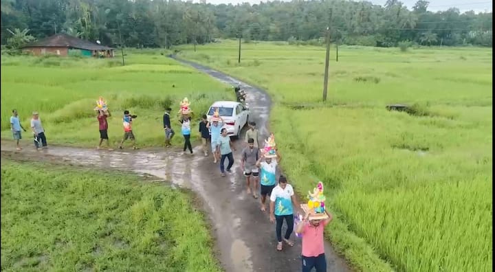 गणपती आगमनाच्या काळात कोकणातील चाकरमानी गावी येतात.