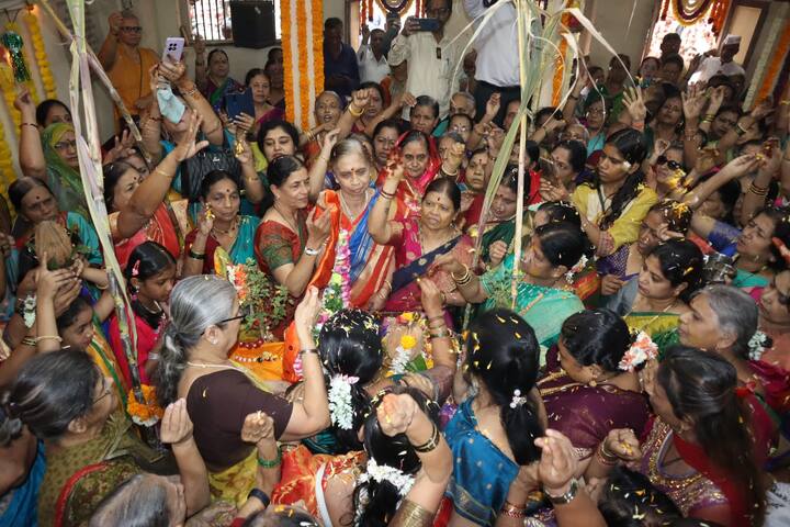 शुभमंगल सावधानचे स्वर कानी पडताच वधू-वरांवर अक्षता व पुष्पवर्षाव करणाऱ्या पारंपरिक वेशातील महिला... राधे कृष्ण, गोपाल कृष्णचा वऱ्हाडी मंडळींनी केलेला अखंड जयघोष आणि डोक्यावर कृष्णाची मूर्ती व तुळशी वृदांवन घेऊन काढलेली वरात… अशा थाटात पारंपरिक पद्धतीने तुळशी विवाह सोहळा मंडईतील साखरे महाराज मठात पार पडला.