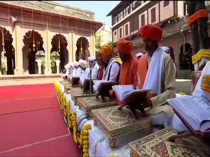 नाशिकच्या भव्य रोड शोमध्ये पंतप्रधान मोदींवर पुष्पवृष्टी करण्यात आली.