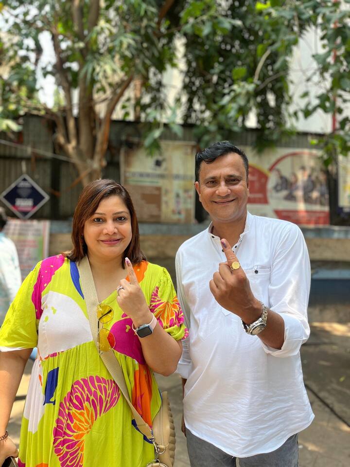मनसेचे नेते संदीप देशपांडे यांनी पत्नीसह मतदानाचा हक्क बजावला.