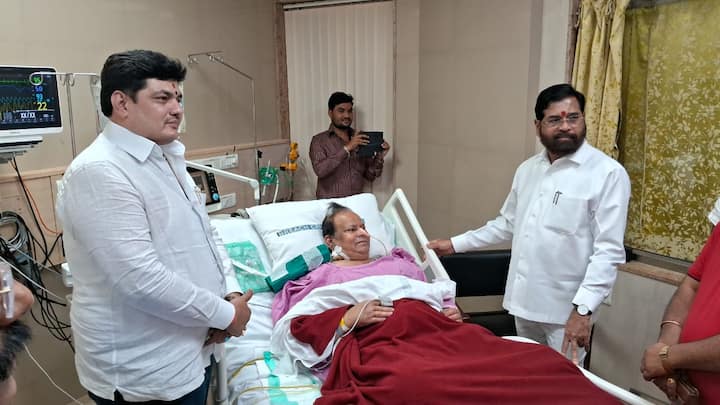 मुख्यमंत्री एकनाथ शिंदे यांनी ब्रिच कॅण्डी रुग्णालयात शिवसेनेचे आमदार शहाजी बापू पाटील यांची भेट घेतली.