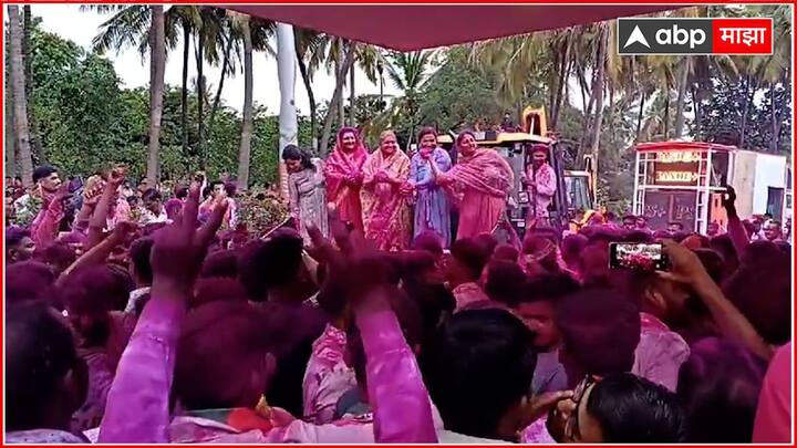 माढ्यातील त्यांच्या घरासमोर कार्यकर्त्यांनी गुलाल उडवून विजयाचा जल्लोष साजरा केला आहे.