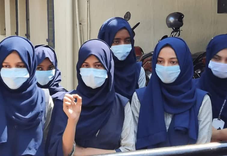 Acharya Maratha College of Chembur has implemented a ban on hijab through dress code चेंबूरच्या आचार्य-मराठे कॉलेजनं केली हिजाबवर बंदी, याचिकेतील आरोपांचं हायकोर्टात जोरदार खंडन