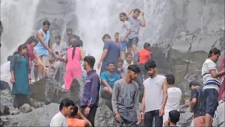 रिमझिम पाऊस, सर्वत्र पडलेली दाट धुक्याची चादर, अंगाला झोंबणारी थंडी असं वातावरण आंबोलीत पाहायला मिळत आहे.