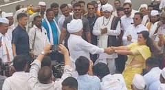 Navneet Rana : 'ग्यानबा तुकाराम' म्हणत नवनीत राणांची वारकऱ्यांसोबत पायी पंढरपूरवारी; महिलांसोबत फुगडीही खेळली