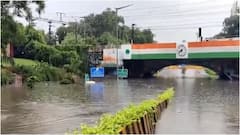 दिल्ली में झमाझम बारिश से मिंटो ब्रिज के नीचे फिर भर गया पानी, डूब गया ऑटो