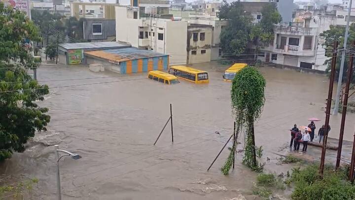 मुसळधार पावसानं स्कूलबस पाण्याखाली गेल्या आहेत.नदी, नाल्यांना पूर आल्यानं रस्त्यावर मोठ्या प्रमाणात पाणी साठलं आहे.