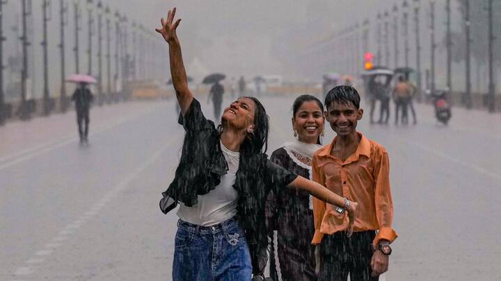 बात करते हैं पहाड़ी राज्य हिमाचल प्रदेश की जहां मानसूनी बारिश के कारण जीवन अस्त व्यस्त हुआ पड़ा है. राज्य में अब भी 53 सड़कें बंद पड़ी है तो वहीं 5 से ज्यादा बिजली परियोजनाएं भी ठप हुई है. हिमाचल प्रदेश राज्य आपातकालीन परिचालन केंद्र की जानकारी के मुताबिक सोलन में भूस्खलन के कारण चंडीगढ़ और शिमला जाने वाला राजमार्ग-5 बाधित हो गया है.