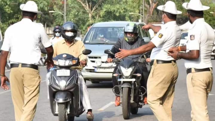 कोई भी अगर इन नियमों को तोड़ता है. तो फिर ट्रैफिक पुलिस ऐसे लोगों का चालान करती है. इनमें से कई नियम आमतौर पर लोगों को पता होते हैं.