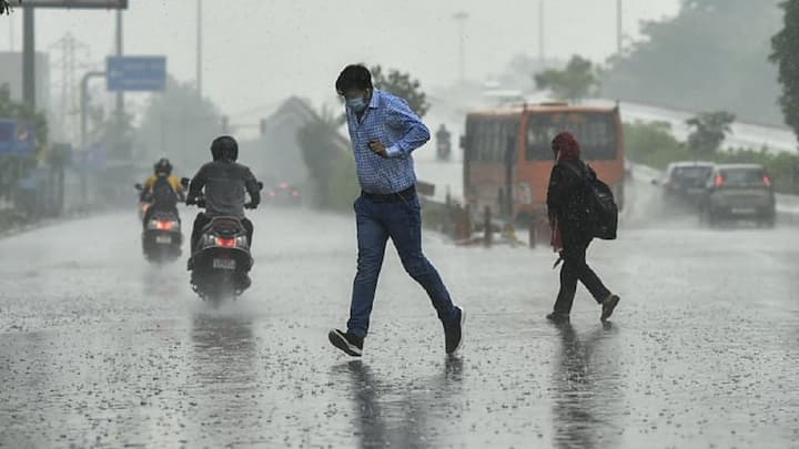 मौसम विभाग के अनुसार, बिहार मधुबनी, अररिया, सुपौल, मधेपुरा, सहरसा, कटिहार, कैमूर, रोहतास और बक्सर में बारिश के आसार हैं.