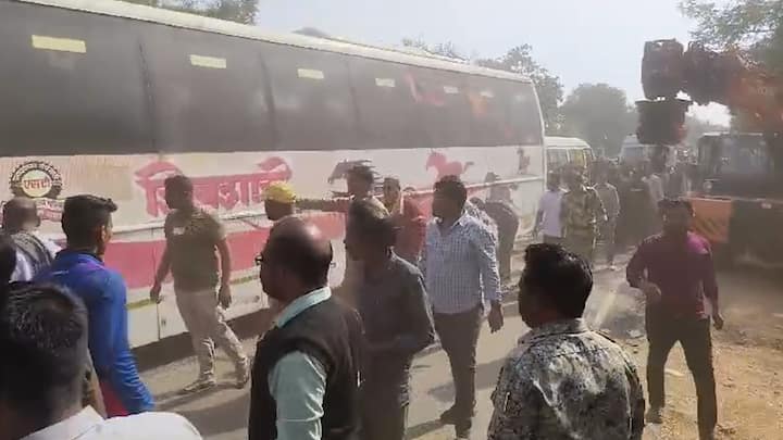 शिवशाही बसच्या अपघातामध्ये 8 जणांचा मृत्यू झाला आहे. तर 15 ते 20 जण जखमी झाले आहेत. सध्या बचाव कार्य सुरु असून मृतांचा आकडा आणखी वाढण्याची भीती वर्तवली जात आहे.