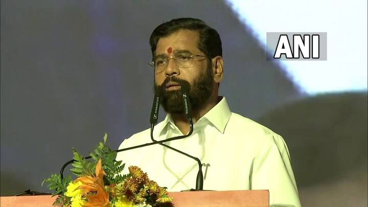 शिवसेना नेते आणि माजी मुख्यमंत्री एकनाथ शिंदे यांनी उपमुख्यमंत्री म्हणून पहिल्यांदाच शपथ घेतली आहे. आता, ते महायुती सरकारमध्ये शासनाचे जबाबदार व्यक्ती आहेत