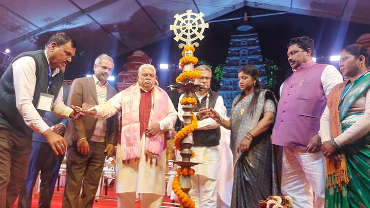 गया में तीन दिवसीय इंटरनेशनल बौद्ध महोत्सव का उद्घाटन पर्यटन मंत्री नीतीश मिश्रा, वन व जलवायु परिवर्तन मंत्री डॉ प्रेम कुमार ने दीप प्रज्वलित कर किया. थेरावादी और महायानी भिक्षुओं ने सूत्रपात कर महोत्सव के सफल होने की कामना की.