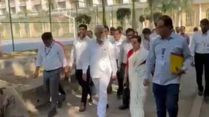 दादा भुसे यांनी उपस्थित शिक्षक आणि शिक्षणाधिकारी यांचा चांगलाच क्लास घेतल्याचे पाहायला मिळाले.