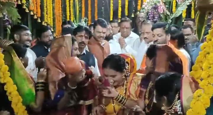देवेंद्र फडणवीस, एकनाथ शिंदे,अजित पवार तसेच मंत्रिमहोदयांच्या उपस्थितीमध्ये शिवनेरीवर शिवजयंतीचा हा सोहळा पारंपारिक पद्धतीने साजरा करण्यात आला.