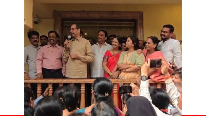 उद्धव ठाकरे यांना धक्यावर धक्के बसत आहेत, पण आता मी धक्का पुरुष झालोय, असे उद्धव ठाकरे यांनी म्हटले. कोण किती धक्के देतंय ते बघूया, यांना काय द्यायचा तो एकदाच धक्का देऊ, त्यावेळी असा देऊ की हे पुन्हा दिसता कामा नये, असा टोलाही उद्धव ठाकरेंनी विरोधकांना लगावला आहे.