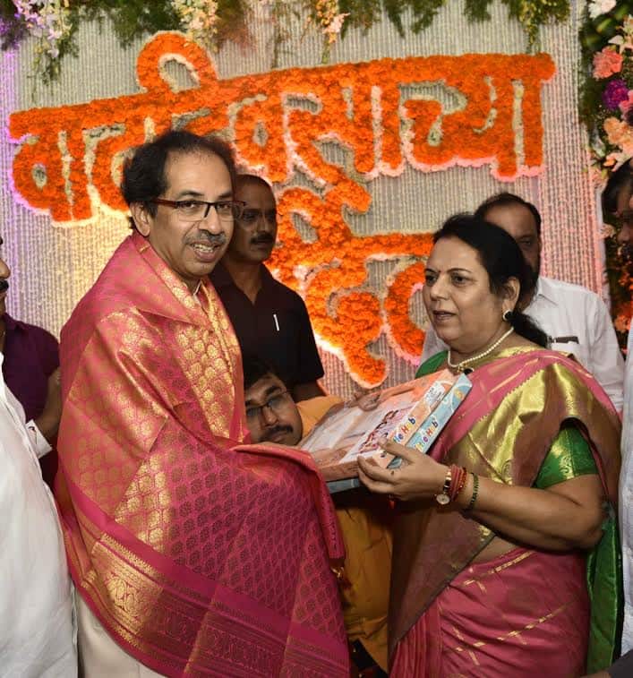 नीलम गोऱ्हे इतकी वर्षे पक्षात होत्या. पदासांठीच्या पैशांच्या कलेक्शनचे काम एकनाथ शिंदेंकडे होते, असे त्या बोलल्या. मग एकनाथ शिंदे आणि त्यांनाच याबद्दल माहिती असेल. नीलम गोऱ्हे म्हणजे गल्लीतील कोणती लल्लूपंजू बाई नाही. नीलम गोऱ्हे यांना पक्षाने चारवेळा आमदारकी दिली आणि विधानपरिषदेचं सभापतीपद दिलं, अशा व्यक्तीने हे वक्तव्य केलं आहे. त्यामुळे त्यांचं वक्तव्य निराधार आणि बेताल असू शकत नाही. त्यांनी त्यांचं म्हणणं कोर्टात सिद्ध करावं. नाहीतर नाक घासून माफी लागावी लागेल.