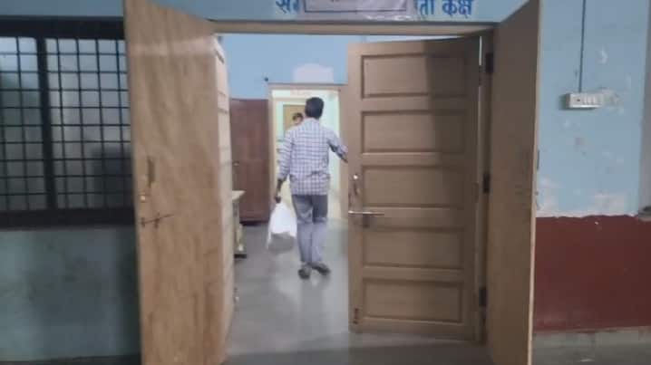 सोलापूर जिल्हा परिषदेचे मुख्य कार्यकारी अधिकारी कुलदीप जंगम यांची एबीपी माझाला फोनवरून माहिती दिली.