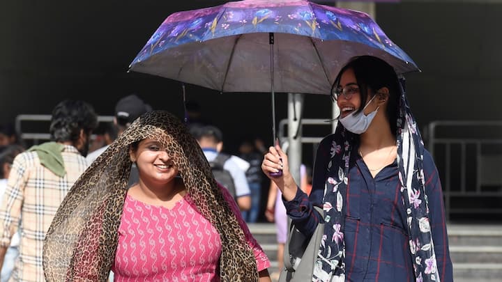 Delhi Weather Update: मौसम विभाग के अनुसार दिल्ली में पहली बार सीजन का न्यूनतम तापमान 20 डिग्री से ज्यादा दर्ज किया गया. 30 मार्च से तापमान में बढ़ोतरी के साथ लोगों की भी परेशानी बढ़ने की संभावना है.