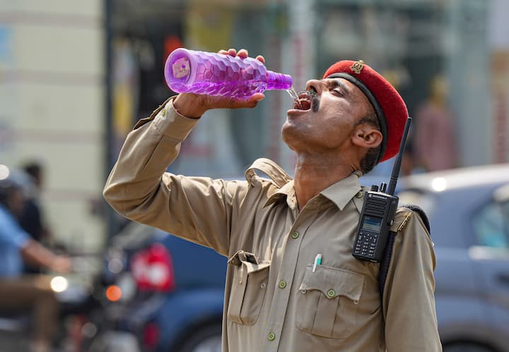 मौसम विभाग के मुताबिक तीन अप्रैल तक दिल्ली का अधिकतम तापामन 38 से 40 डिग्री तक पहुंचने का अनुमान है. जबकि न्यूनतम तापमान 20 डिग्री सेल्सियस तक बना रहेगा. इस दौरान मौसम साफ रहने की उम्मीद है.