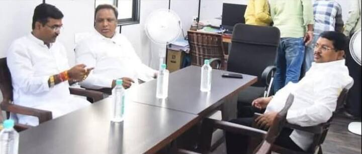 भाजप नेते आशिष शेलार हे सोमवारी चंद्रपूर जिल्ह्याच्या दौऱ्यावर होते. नागपूरकडून नागभीड आणि नागभीडकडून चंद्रपूरला येत असताना वडेट्टीवार आणि शेलार यांची भेट झाली.