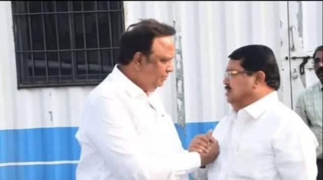 चंद्रपूर : काँग्रेसचे विधिमंडळ गटनेते विजय वडेट्टीवार आणि भाजप नेते आशिष शेलार यांची भेट झाली असून या भेटीमुळे चंद्रपूर जिल्ह्याच्या राजकारणात काही शिजतय का? की ही निव्वळ एक सदिच्छा भेट होती याबाबत शंका निर्माण झाली आहे.