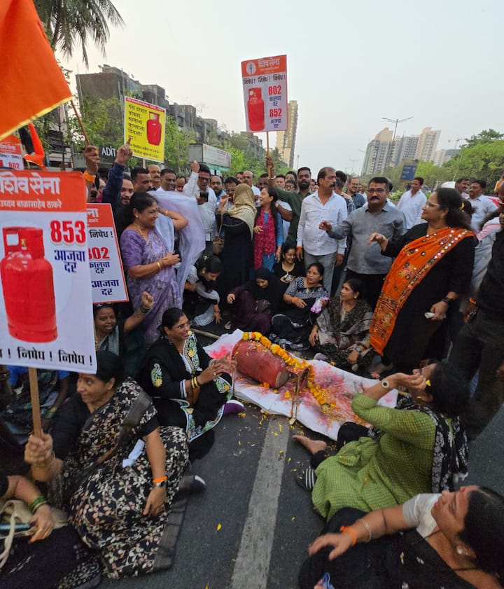 केंद्र सरकारच्या धोरणांवर टीका करत उद्धव बाळासाहेब ठाकरे गटाच्या वतीने विक्रोळीमध्ये जोरदार आंदोलन करण्यात आलं. विक्रोळी उद्धव बाळासाहेब ठाकरे गटाकडून केंद्र सरकारची तीरडी यात्रा काढण्यात आली.