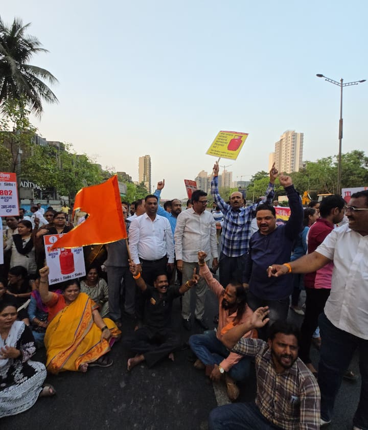 उद्धव बाळासाहेब ठाकरे गटाच्या या तीव्र आंदोलनामुळे केंद्र सरकारविरोधात संतापाचा सूर अधिकच तीव्र होत असल्याचं चित्र आहे.