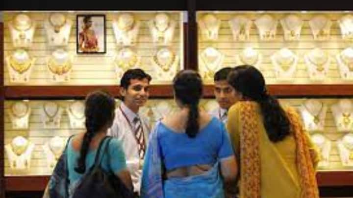 अस्थिर वातावरणात सोन्याचा पारंपरिक गुंतवणुकीचा पर्याय सर्वात सेफ ऑप्शन मानला जात आहे. त्यामुळे परवापर्यंत सोन्याचे भाव कोसळतील अशी चर्चा सुरु असताना आता सोन्याच्या किंमतीत पुन्हा एकदा वाढ होताना दिसत आहे.