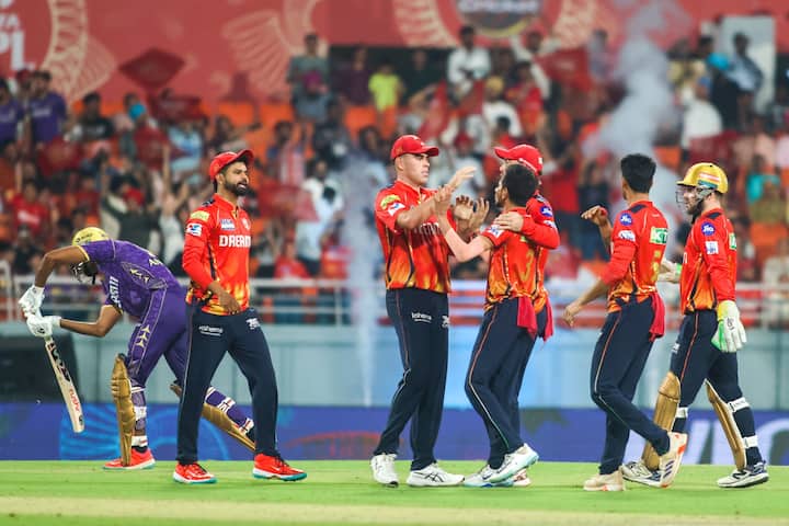 आयपीएलमधील 31 वी मॅच रोमहर्षक ठरली. पहिल्यांदा कोलकाताच्या गोलंदाजांनी पंजाबला 111 धावांवर रोखलं. तर, पंजाबच्या गोलंदाजांनी केकेआरला 95 धावांवर रोखत विजय मिळवला. यामध्ये युजवेंद्र चहलची कामगिरी महत्त्वाची ठरली.